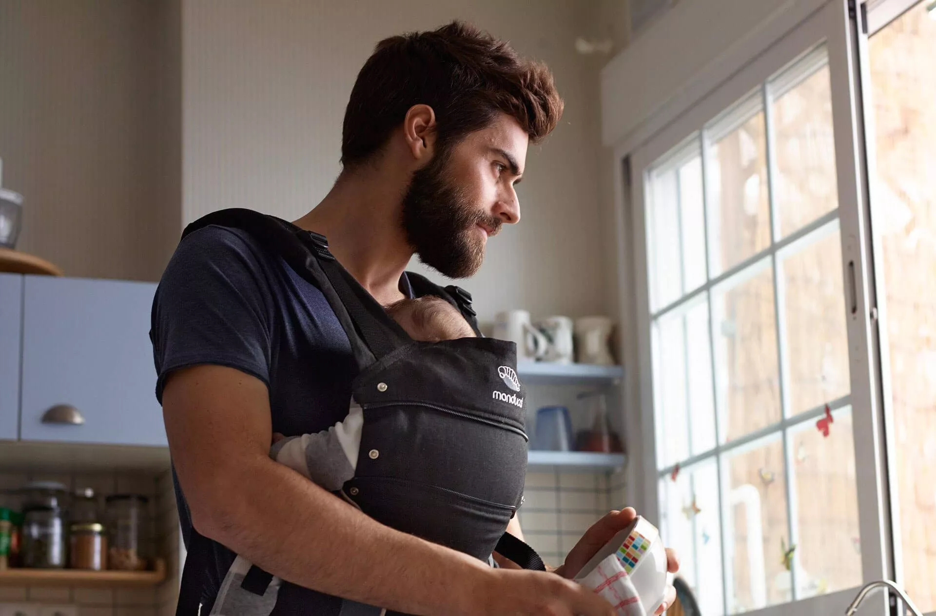 manduca-babycarrier-black-lifestyle-lovethechange-2400px-02R